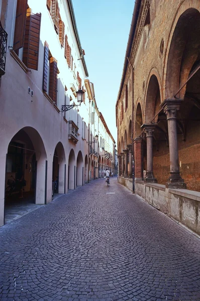 Типичная улица в древнем центре Падуи, Италия — стоковое фото