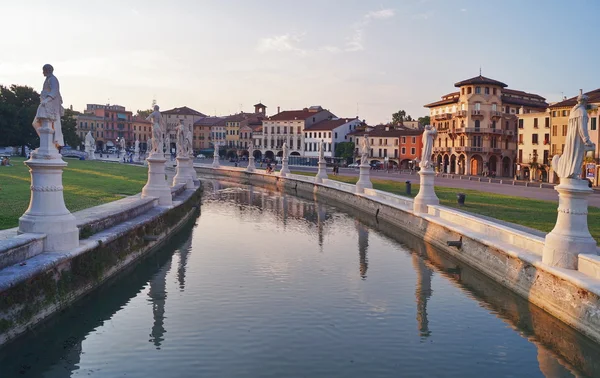 Kanalen Prato della Valle kvadrat i solnedgången, Padua, Italien — Stockfoto