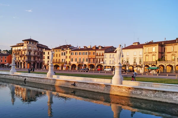 Στο κανάλι του Prato della Valle τετράγωνο στο ηλιοβασίλεμα, Πάδοβα, Ιταλία — Φωτογραφία Αρχείου