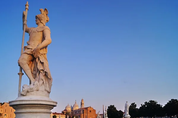 Benediktinské opatství Saint Giustina od Prato della Valle náměstí při západu slunce, Padova, Itálie — Stock fotografie