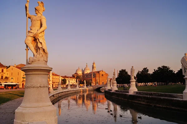 Bencés apátság az Szent Giustina a Prato della Valle tér, a naplemente, Padova, Olaszország — Stock Fotó