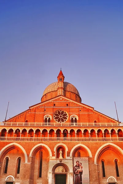 Fassade der Basilica del Santo bei Sonnenuntergang, Padua, Italien — Stockfoto