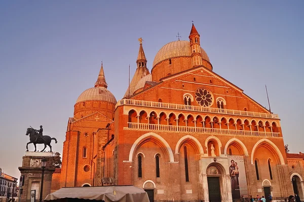 Facade of Basilica del Santo at sunset, Padua, Italy — Stock Photo, Image