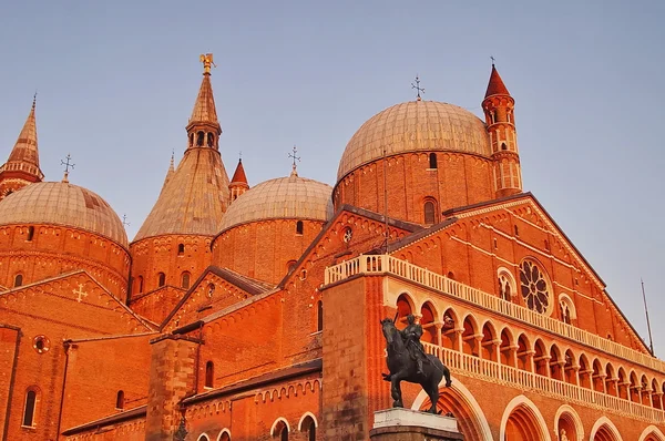 Basilica del Santo bij zonsondergang, Padua, Italië — Stockfoto