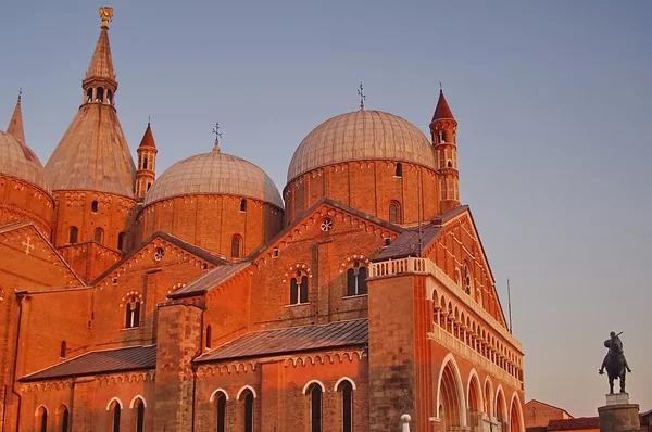 Basilika del santo bei Sonnenuntergang, Padua, Italien — Stockfoto