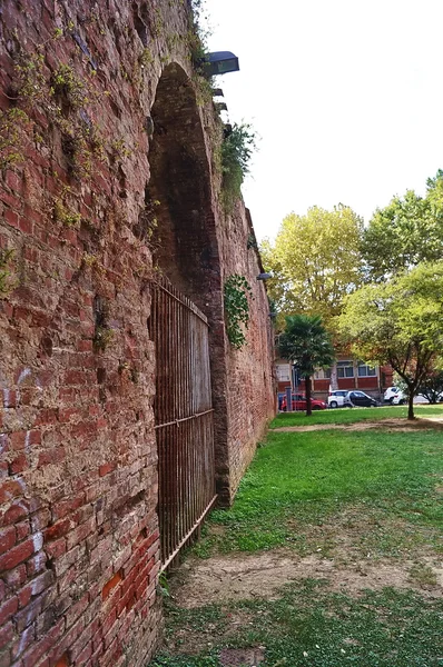 Ancient walls of Empoli Resistance square, Tuscany Italy — Stock Photo, Image