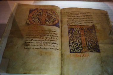 Volterra, Tuscany, İtalya 'daki Priori Sarayı' nda ayinin kutsal parşömen kodu üzerine aydınlatılmış bir kitap.