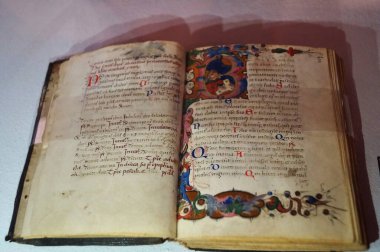 Volterra, Tuscany, İtalya 'daki Priori Sarayı' nda parşömen üzerine aydınlatılmış kutsal kitap.