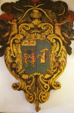 Volterra, Tuscany, İtalya 'daki Priori Sarayı' nın içinde silah ceketi