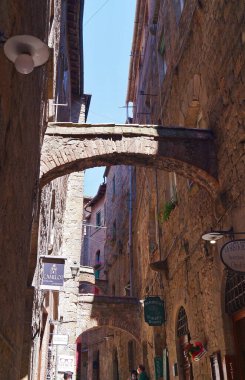 Tipik Volterra Caddesi, Toskana, İtalya