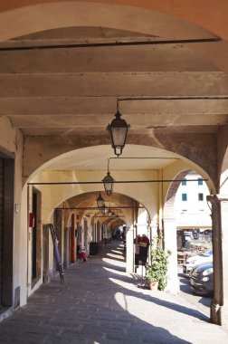 Matteotti Meydanı 'ndaki sundurma Greve, Chianti, Toskana, İtalya