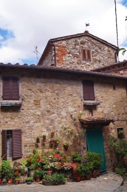 İtalya 'nın Tuscany kentindeki Montefioralle antik ortaçağ köyüne bir göz atalım.