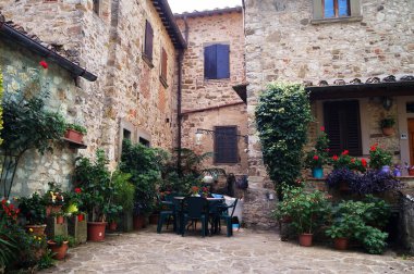 İtalya 'nın Tuscany kentindeki Montefioralle antik ortaçağ köyüne bir göz atalım.