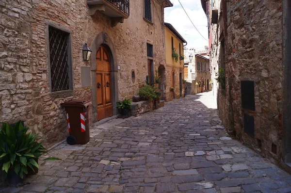 İtalya 'nın antik ortaçağ köyü Montefioralle' de tipik bir cadde.