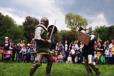 Floransa 'daki Carnasciale oyunları sırasında ortaçağ düellosu