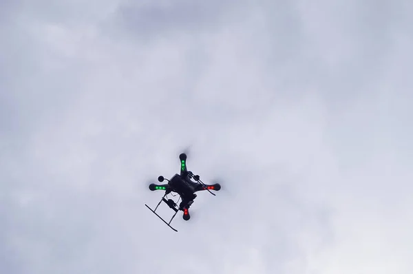 Drohne Fliegt Den Wolken — Stockfoto