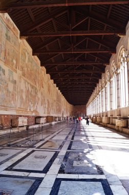 Pisa Tuscany, İtalya 'daki Miracles Meydanı' ndaki anıtsal mezarlık