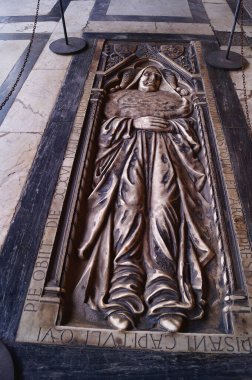 Pisa Toskana, İtalya 'daki Miracles Meydanı' ndaki anıtsal mezarlıkta mezar taşı.