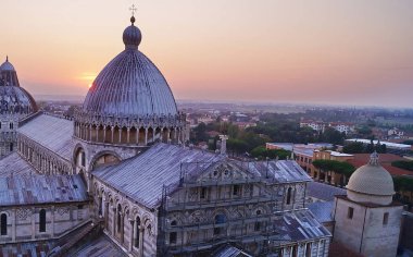Gün batımında Toskana, İtalya 'daki eğik kuleden Pisa' nın katedrali ve vaftiz manzarası