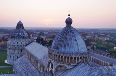 Gün batımında Toskana, İtalya 'daki eğik kuleden Pisa' nın katedrali ve vaftiz manzarası