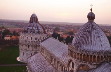 Gün batımında Toskana, İtalya 'daki eğik kuleden Pisa' nın katedrali ve vaftiz manzarası