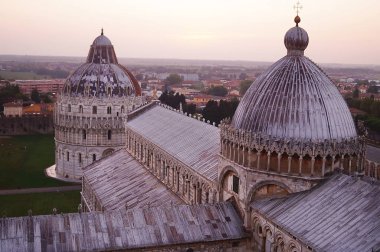 Gün batımında Toskana, İtalya 'daki eğik kuleden Pisa' nın katedrali ve vaftiz manzarası