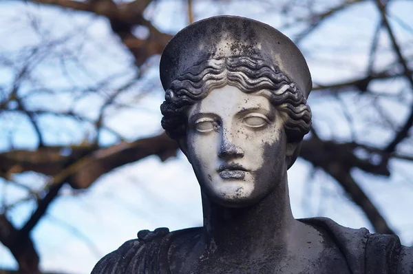 İtalya Floransa 'daki Villa Stibbert parkında heykel