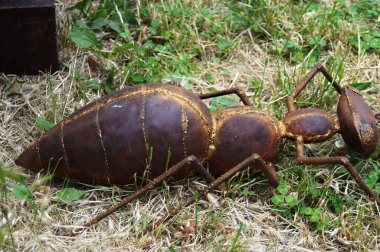 Heykel, işlenmiş demirdeki bir karıncayı temsil ediyor.