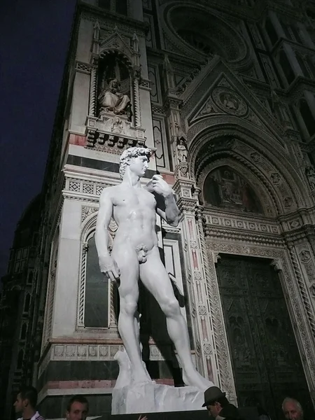 Копия статуи Давида Микеланджело перед Дуомо во Флоренции, Италия — стоковое фото