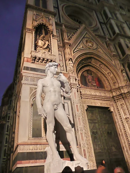 Una copia della statua del David di Michelangelo davanti al Duomo di Firenze — Foto Stock