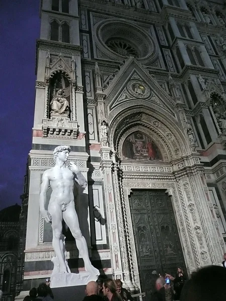 A copy of the statue of David by Michelangelo in front of the Duomo in Florence, Italy — Stock Photo, Image