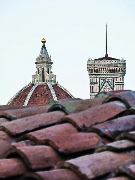 Blick auf die Kuppel der Kathedrale und den Glockenturm von Giotto — Stockfoto