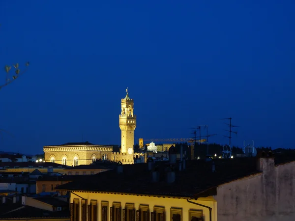 Orsanmichele 教会の夜、フィレンツェ、イタリアで、パラッツォ ヴェッキオ — ストック写真