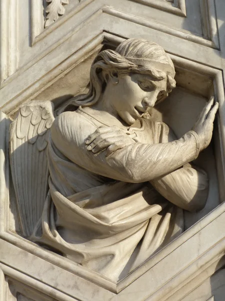 Respektloser Engel an der Fassade der Kathedrale von Florenz, Italien — Stockfoto