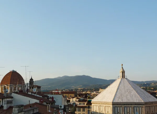 Pohled od střechy baptisterium a cappelle medicee ve Florencii, Itálie — Stock fotografie