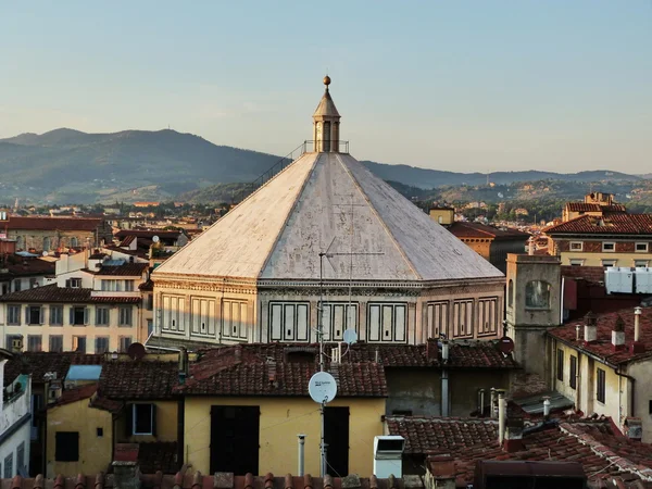 Vista del baptisterilo de Florencia desde una terraza, Italia — Foto de Stock