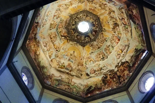 Frescos dentro de la cúpula de la catedral de Florencia, Italia — Foto de Stock