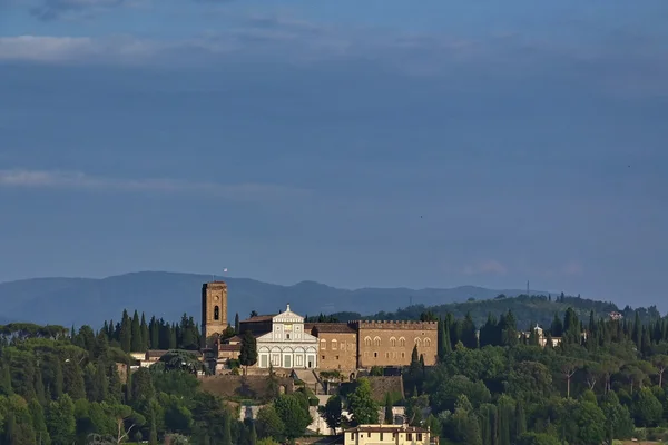 Вид с воздуха на церковь Сан-Миниато, Флоренция Италия — стоковое фото