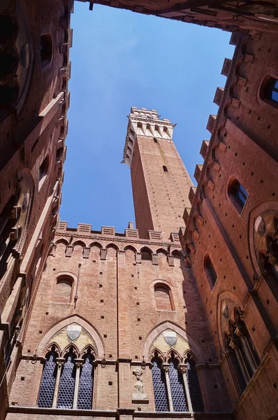 Innergården på Palazzo del Mangia i Siena, Italien — Stockfoto