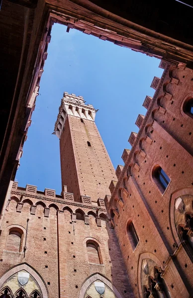 Innergården på Palazzo del Mangia i Siena, Italien — Stockfoto