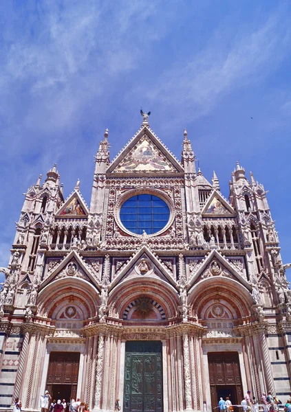 Façade de la cathédrale de Sienne en Toscane, Italie — Photo