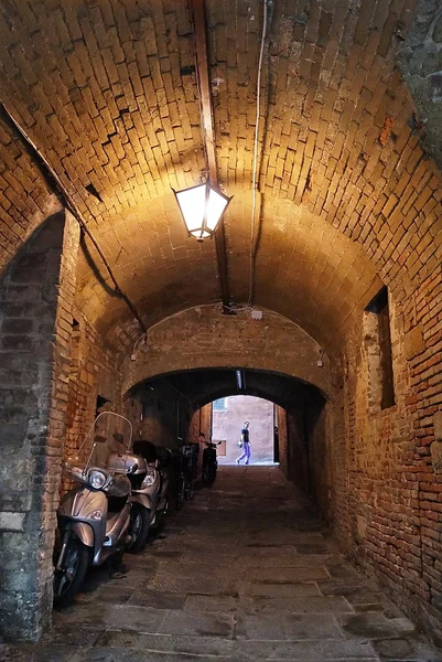 Vecchie strade nel centro di Siena — Foto Stock