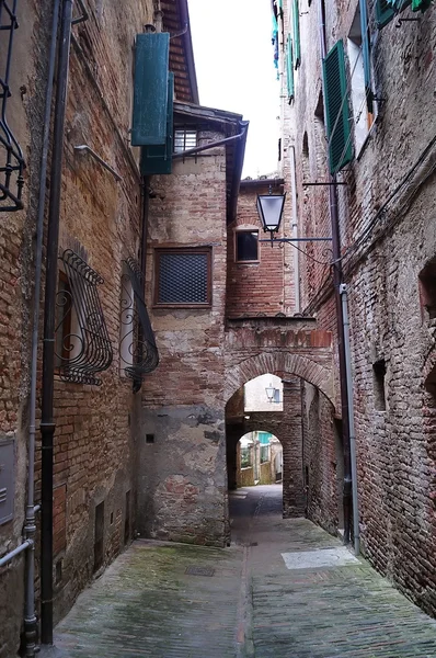 Stará ulice v centru města Siena, Itálie — Stock fotografie