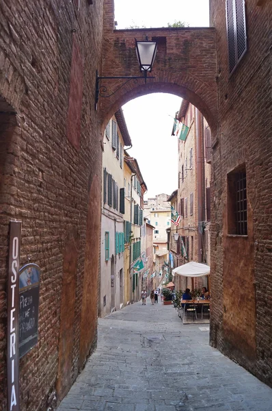 Vieilles rues dans le centre de Sienne, Italie — Photo