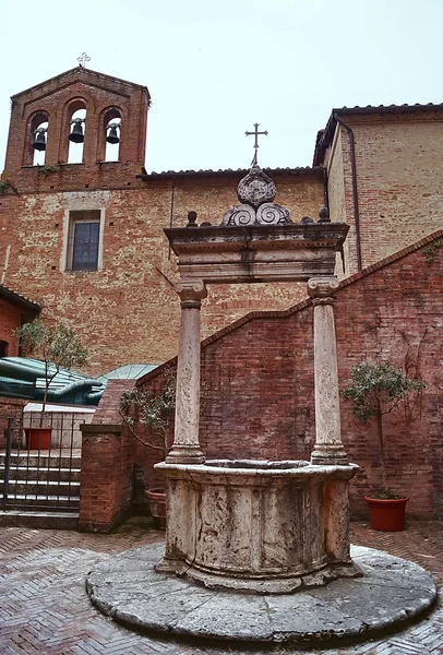 Pátio do Santuário de Santa Catarina, Siena Italia — Fotografia de Stock