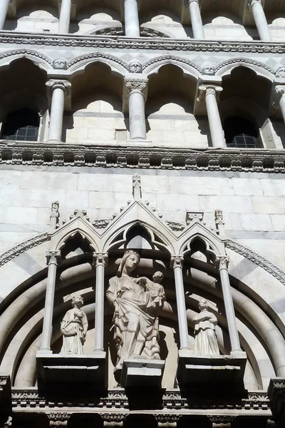 Detail van de kerk van San Michele in Borgo, Pisa, Italië — Stockfoto