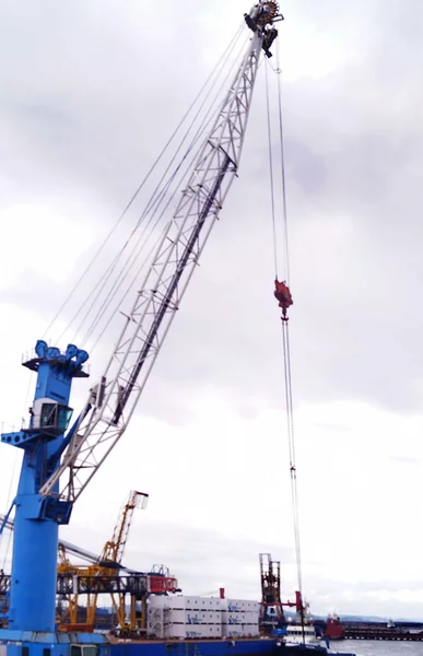 Grue dans le port de Piombino, Toscane, Italie — Photo