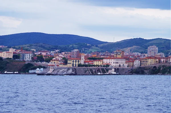 Widok z Piombino z morza, Toskania, Włochy — Zdjęcie stockowe