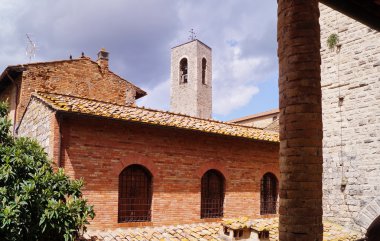 Palazzo Comunale, San Gimignano, Tuscany, İtalya avludan görüntülemek