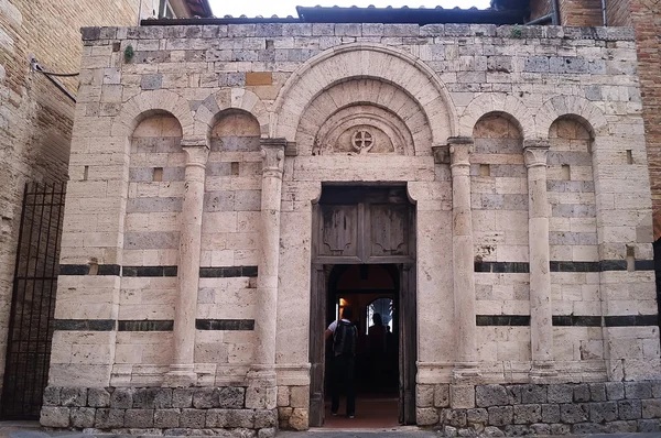 Ρωμανικός εκκλησία του St. Francis, San Gimignano, Τοσκάνη, Ιταλία — Φωτογραφία Αρχείου